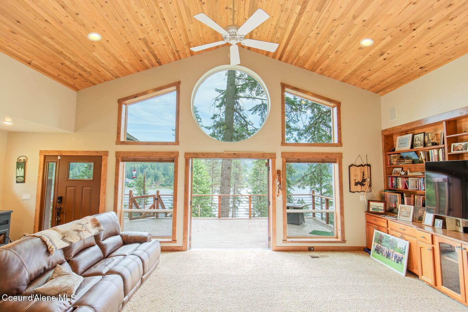 Image 2: Living Room (Large)