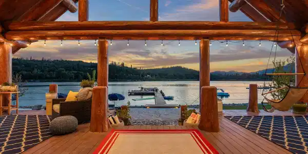Image 4: Covered Deck