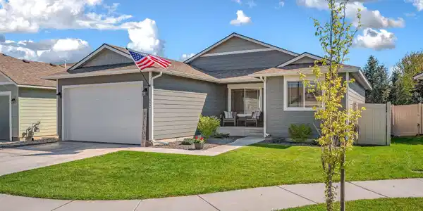 892 E Allenby Ct