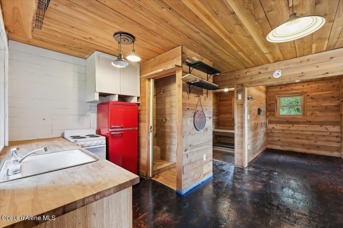 Image 4: 04-Cabin 1