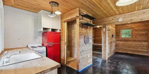 Image 4: 04-Cabin 1