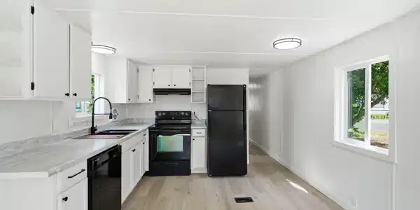 Image 4: Kitchen