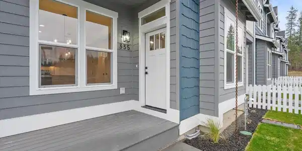 Image 3: 04-Front entry