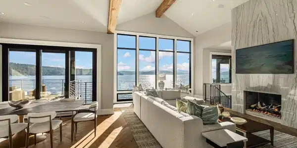 Image 2: Dining and Living, Lakefront