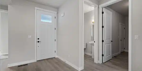 Image 4: 06-Entry