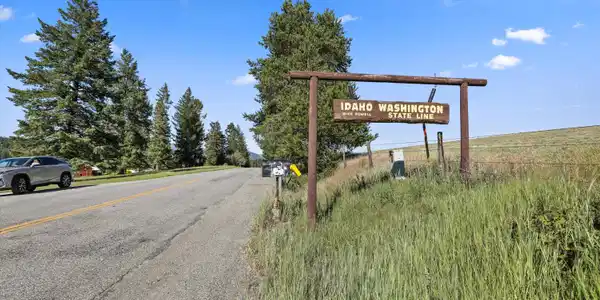 Image 3: 03-Close to Idaho Boarder