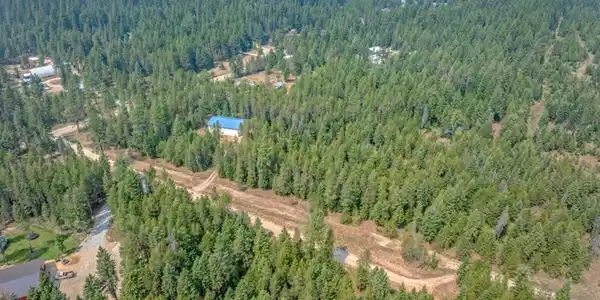 Image 3: 5 Private Acres with Shop