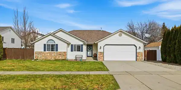 2981 W BROADMOORE DR