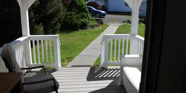 Image 2: Entry porch