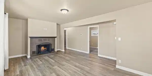 Image 4: Living Room