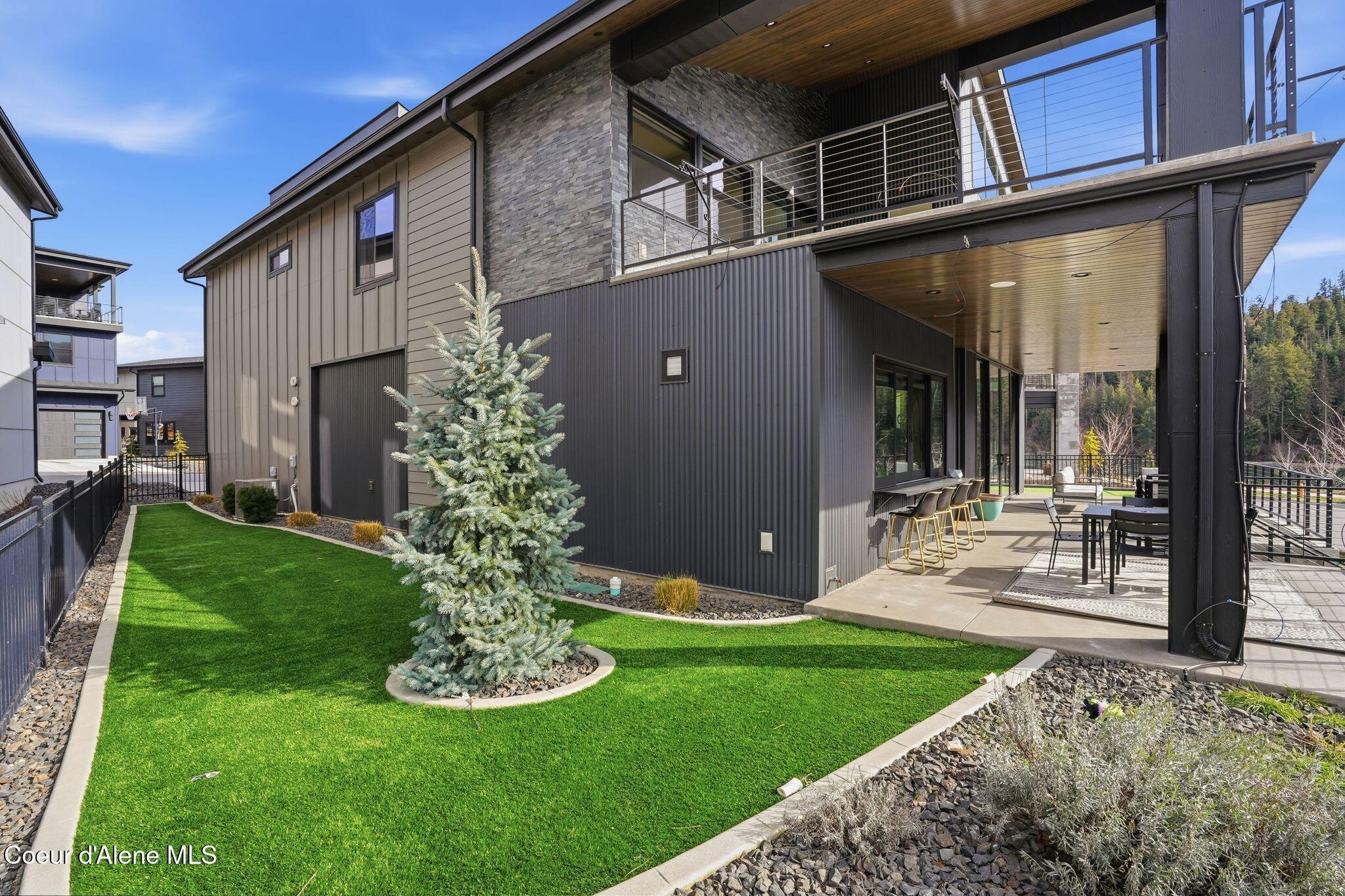 Image 4: Fenced Side Yard