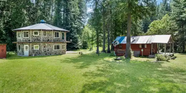 Image 4: Nice Yard
