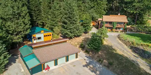 Image 4: House w Lake view, 2 shops
