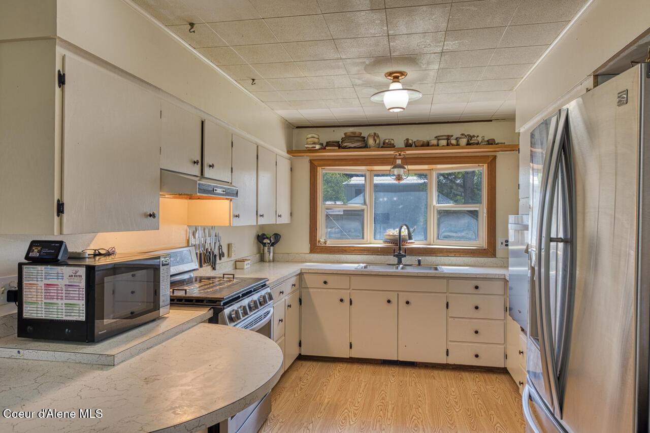 Image 4: Kitchen