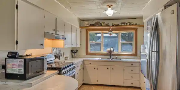 Image 4: Kitchen