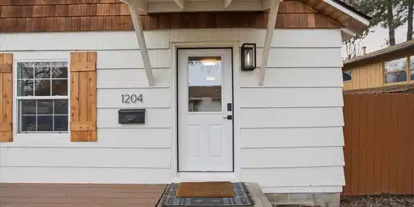 1204 E Foster AVE
