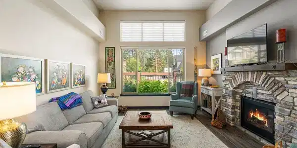 Image 4: Living Room