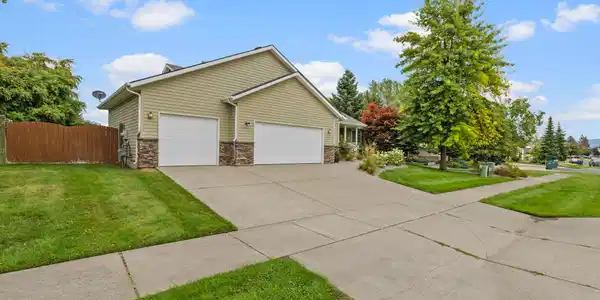 Image 3: Spacious Driveway