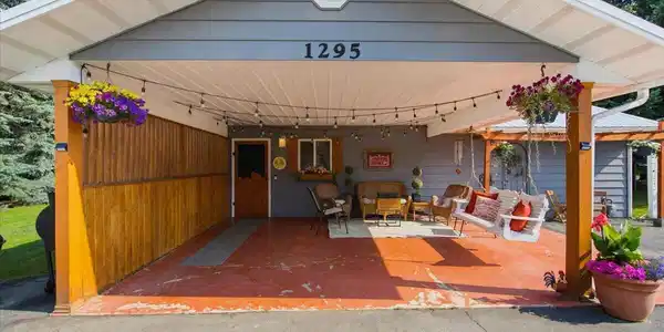 Image 4: Front Entrance