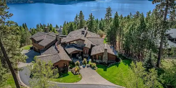 Image 3: Incredible Lake Views
