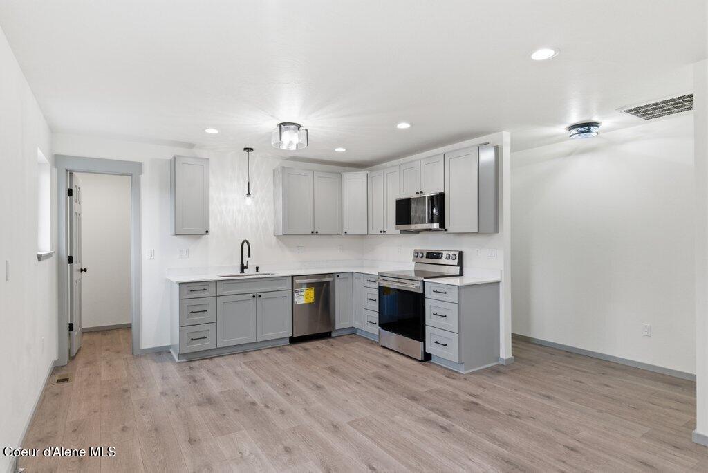 Image 4: Kitchen