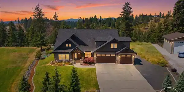 Image 2: Stunning Custom Home on 1.34 acres