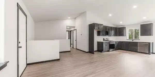 Image 4: 4. Living and Kitchen