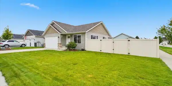 Image 2: Large corner lot