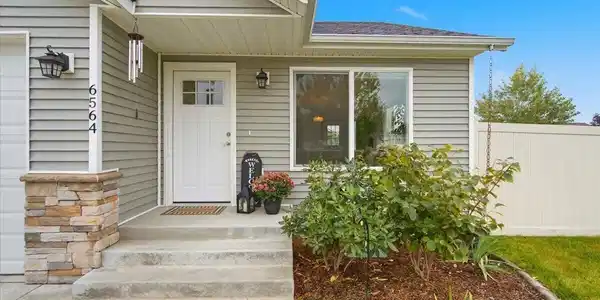 Image 4: Covered porch entry