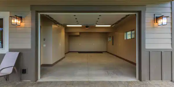 Image 2: 1.5 car garage