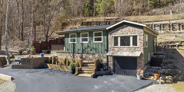 Image 2: Contemporary Ski Retreat