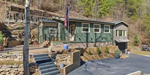Image 4: Contemporary Ski Retreat