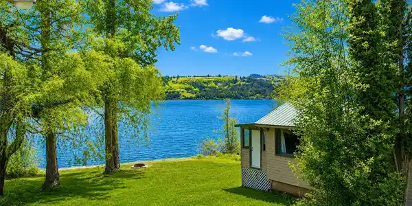 Image 3: Waterfront Cabin