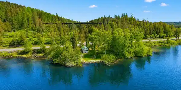 Image 4: Waterfront Cabin