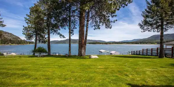 Image 3: Waterfront Living