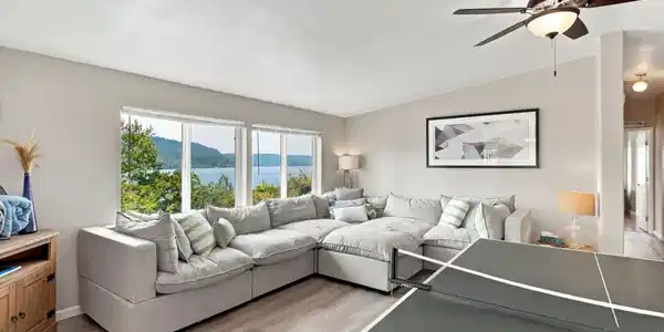 Image 3: Inside-Media-Lakefront-08