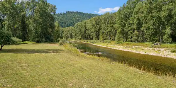 Image 4: flat waterfront