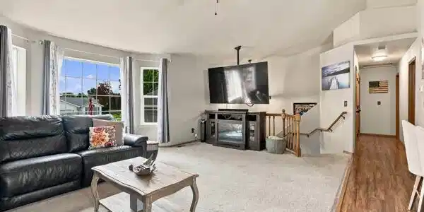 Image 4: Living Room