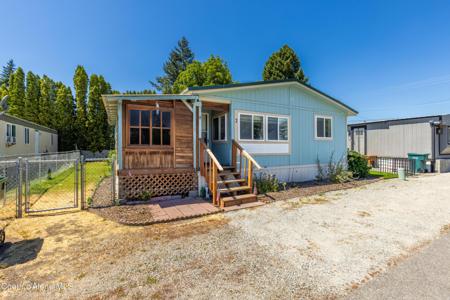 1952 E 12th AVE