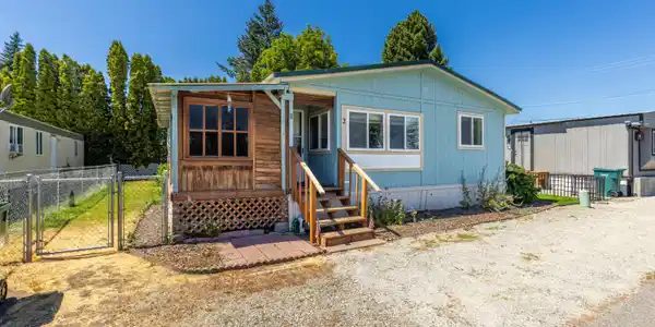 1952 E 12th AVE