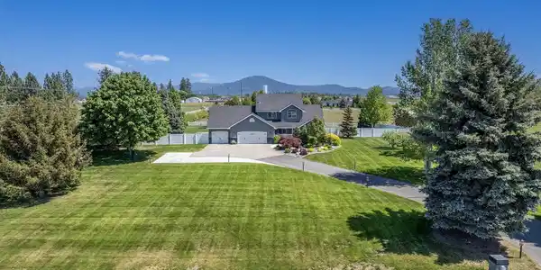 Image 3: Front Yard