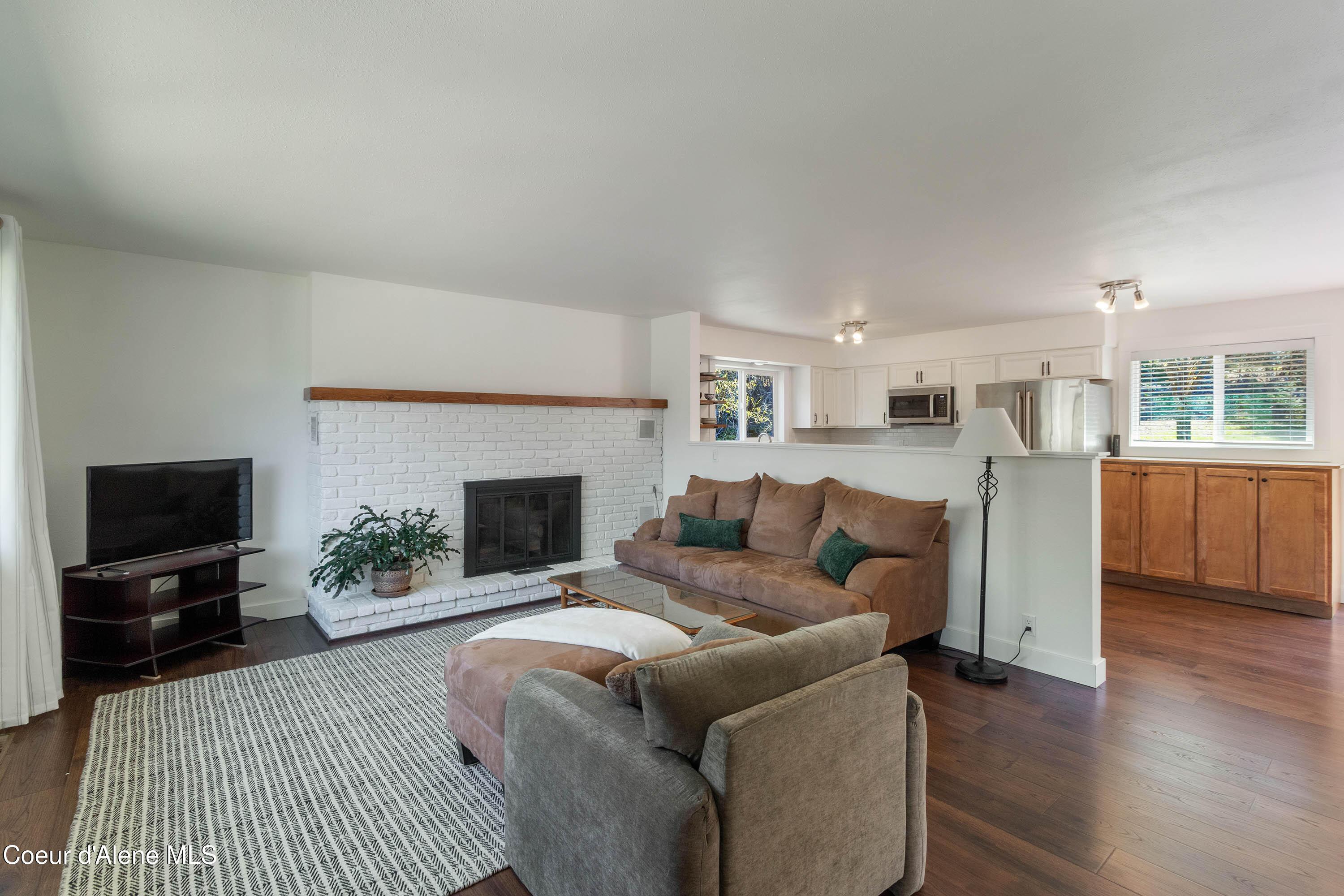 Image 2: Living Room