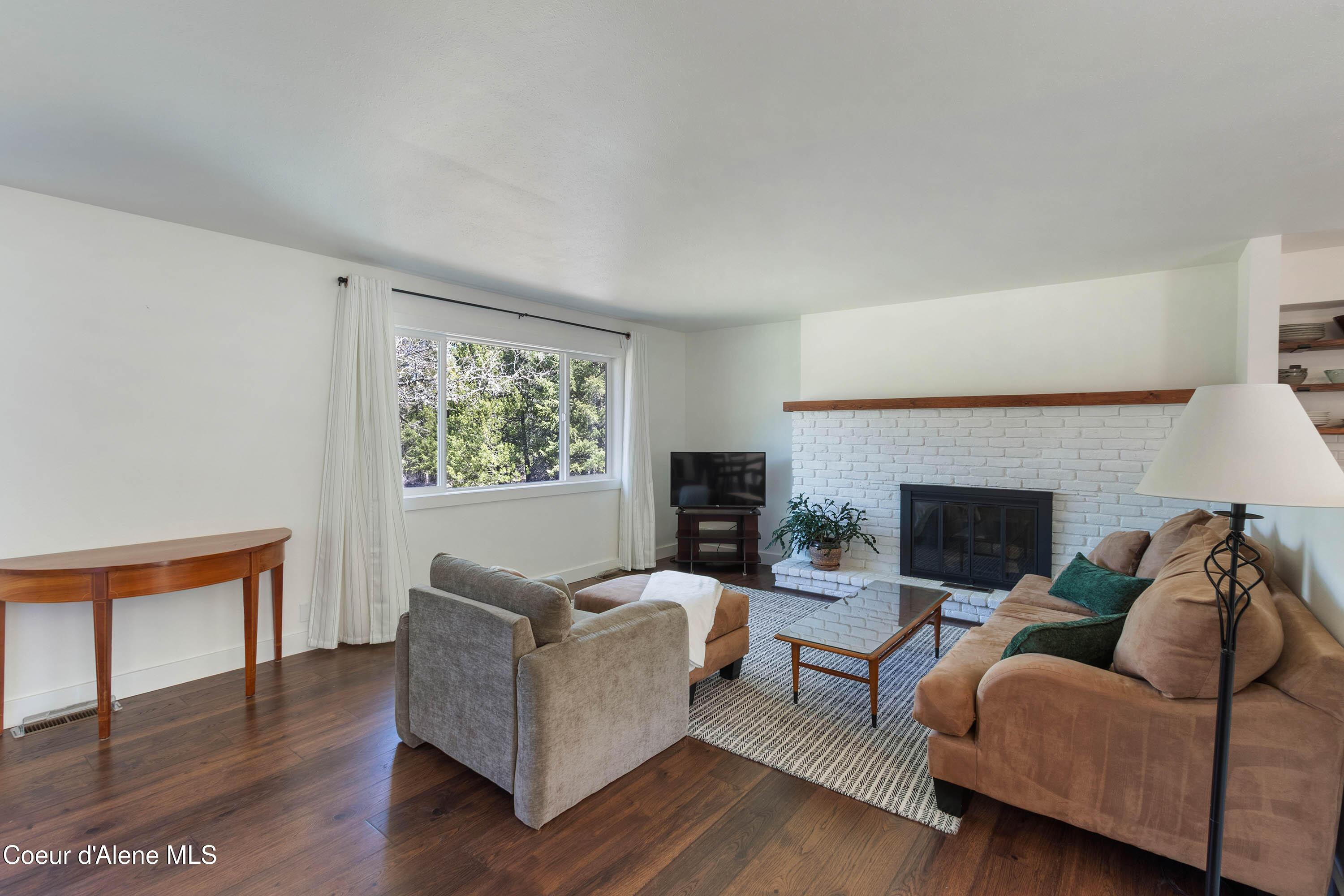 Image 3: Living Room Fireplacee