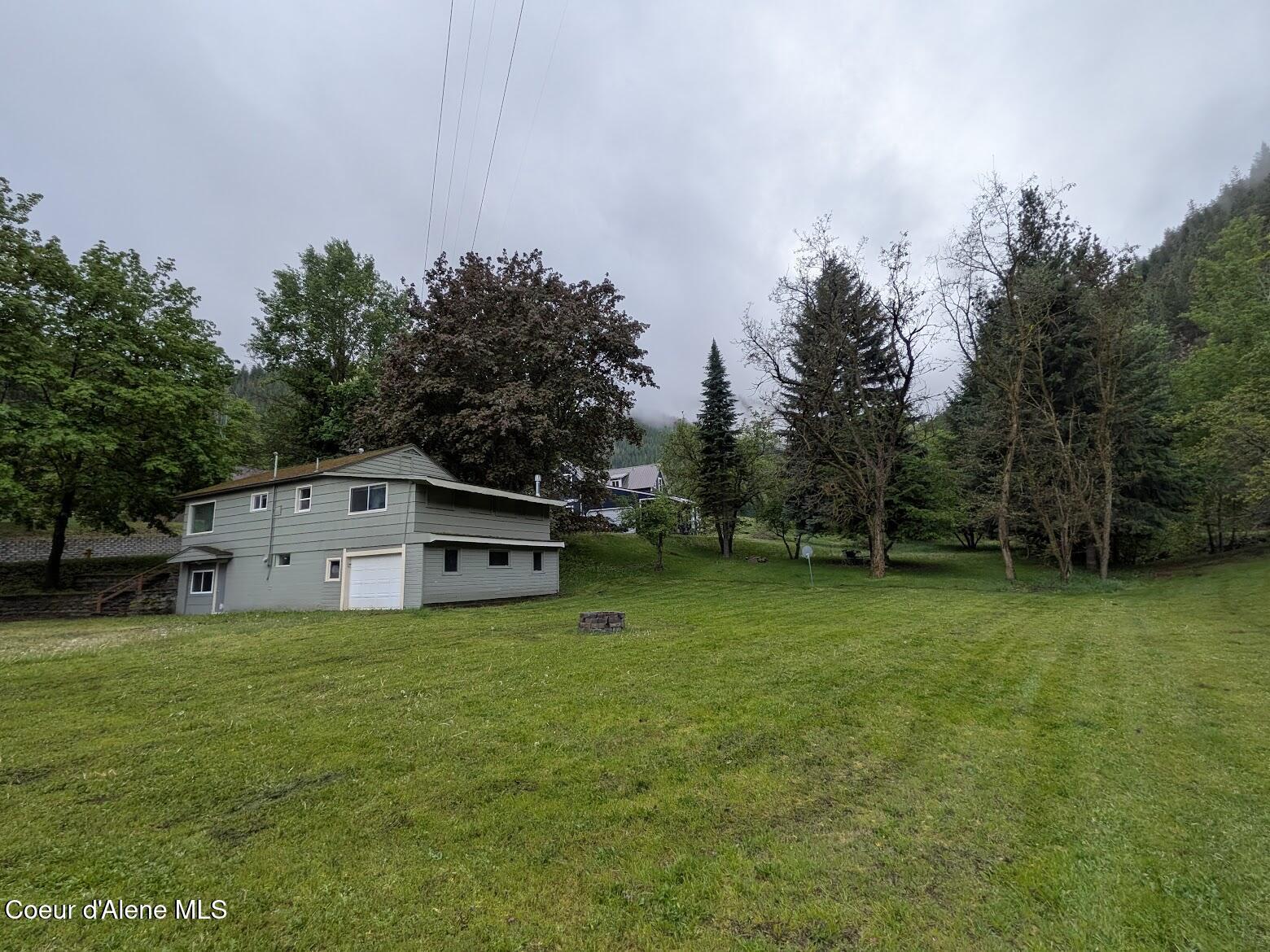 Image 4: House & lawn