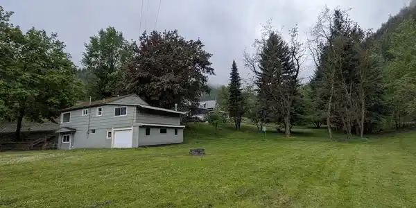 Image 4: House & lawn