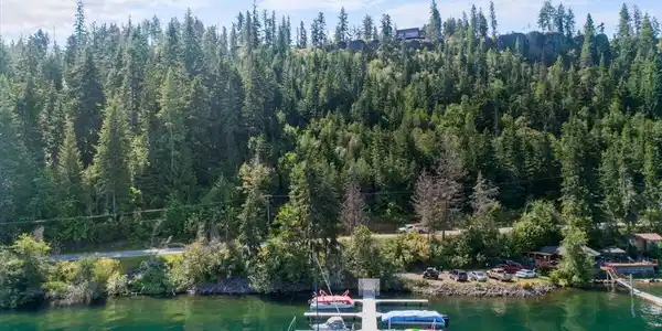 Image 4: Dock and Lot
