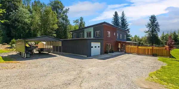 Image 3: 2 Car Tandem Garage