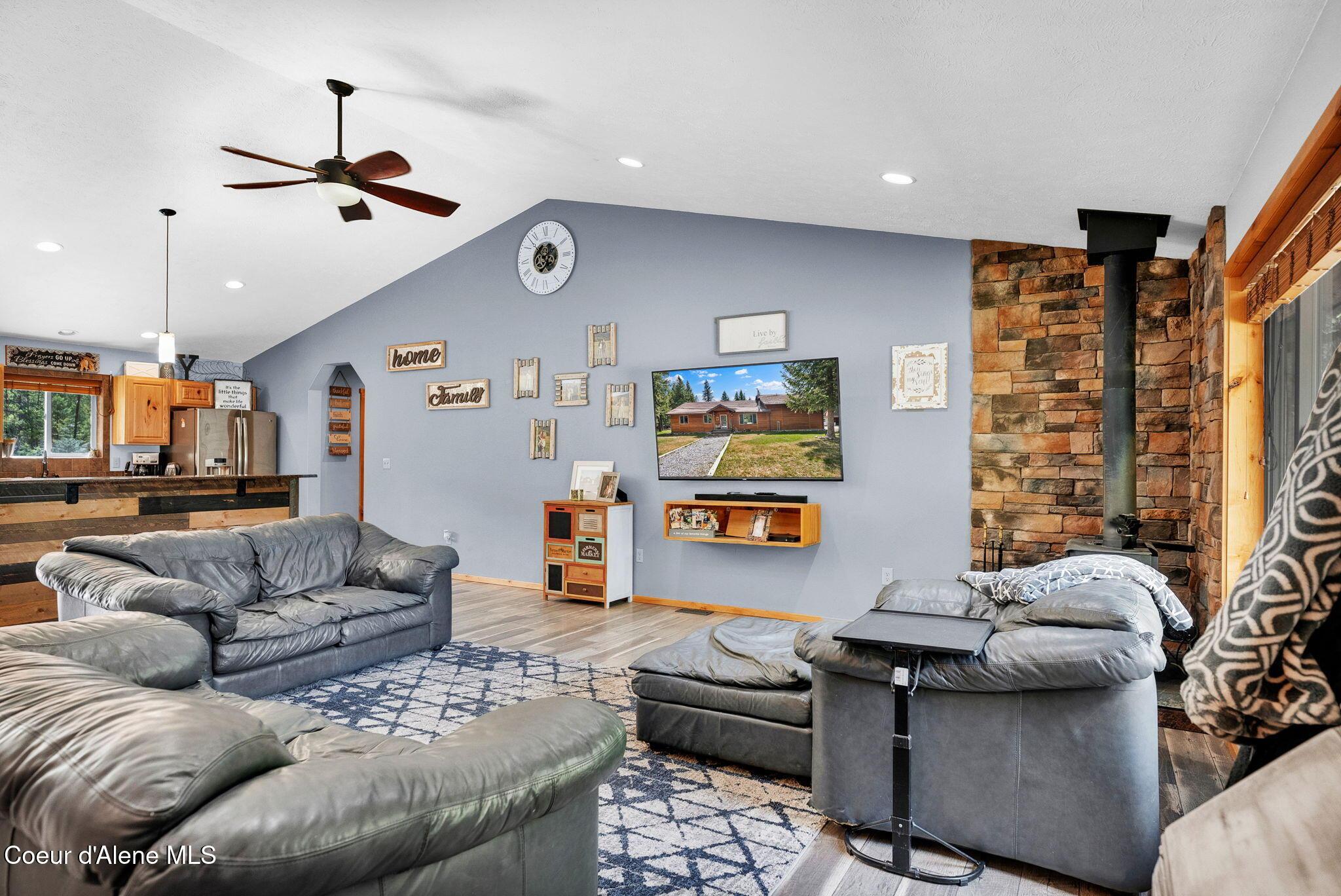 Image 3: Living Room