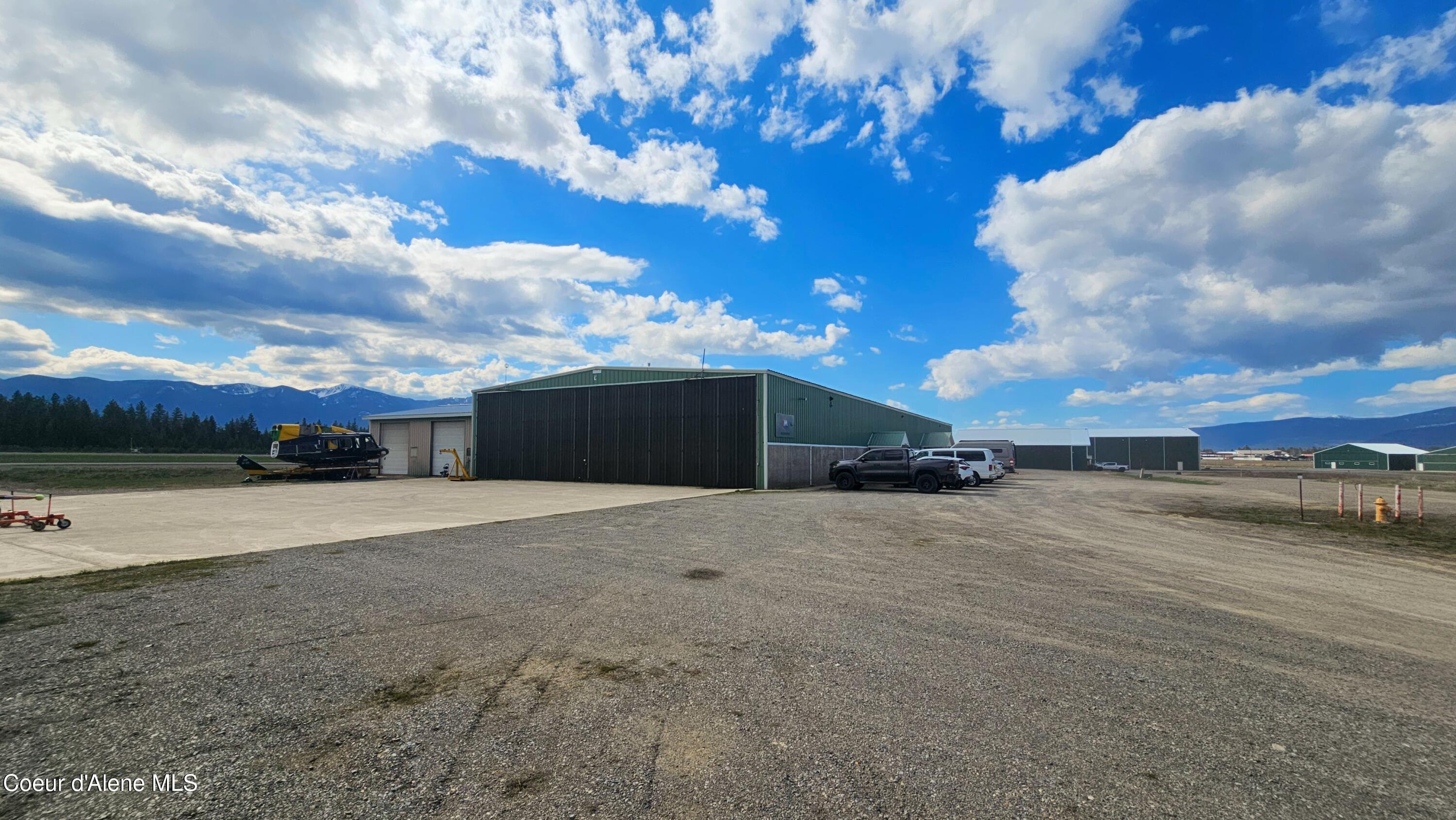 Image 1: Hangar L