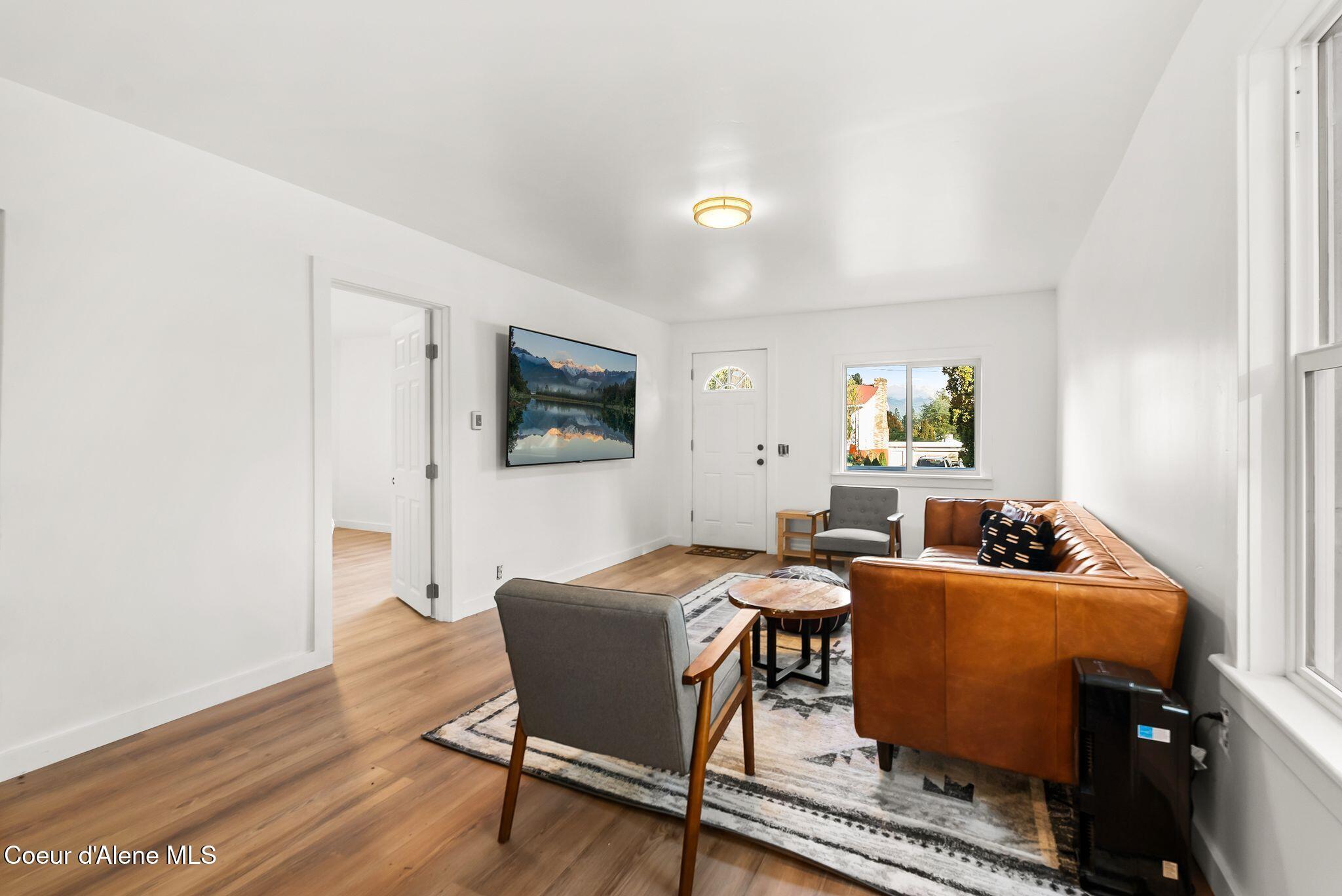 Image 3: Living Room (3)